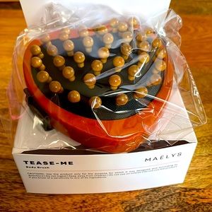 Maëly’s Tease-Me Body Brush